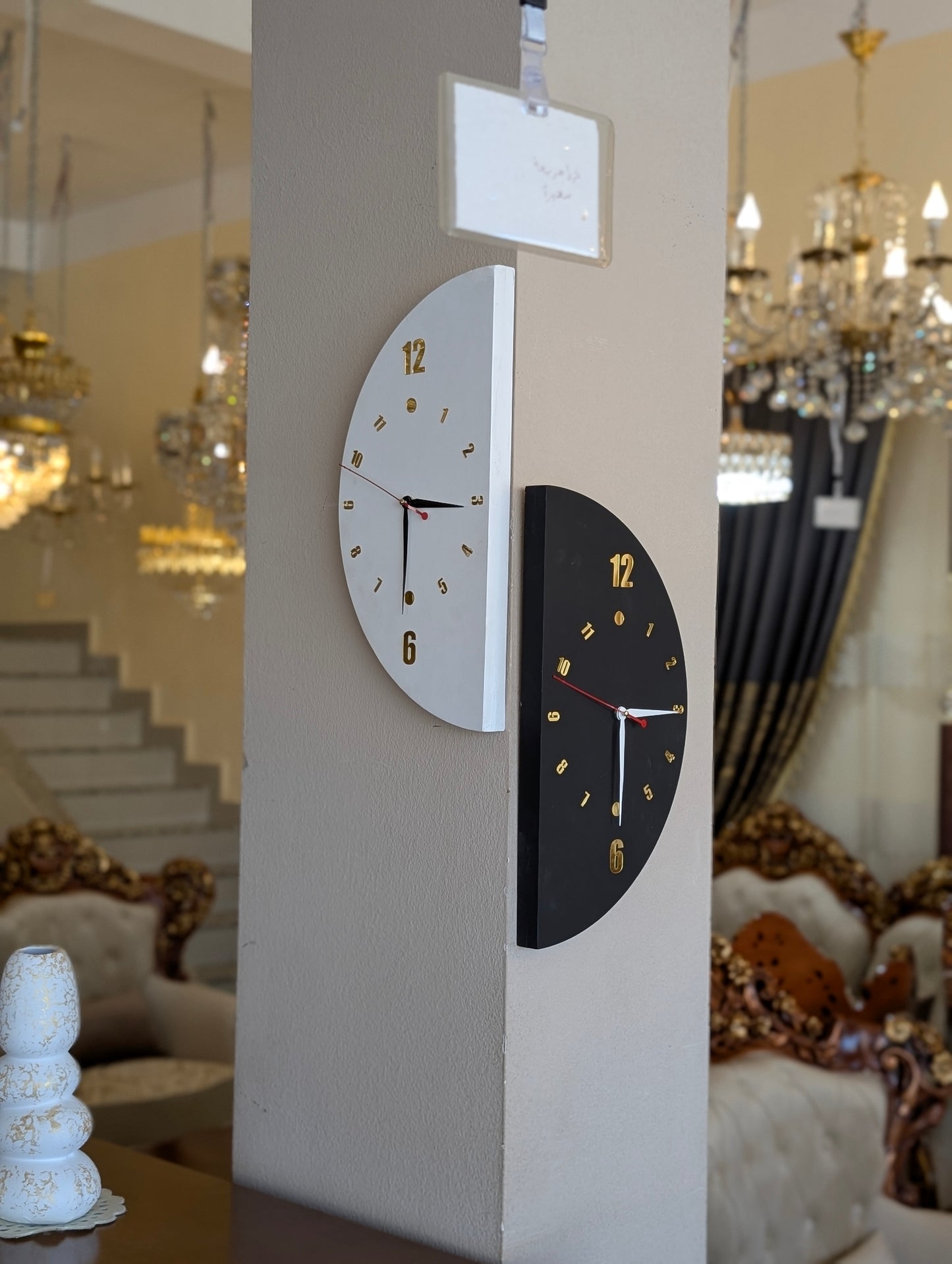 ‏🕰️ ساعة الدولفين - تحفة الزوايا الأنيقة ‏لأول مرة في الجزائر، ساعة حائط بوجهين… تصميم يغيّر قواعد الديكور